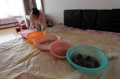 峡江楼上漏水，住户失联，小区没物管，业主维权难！律师来支招……